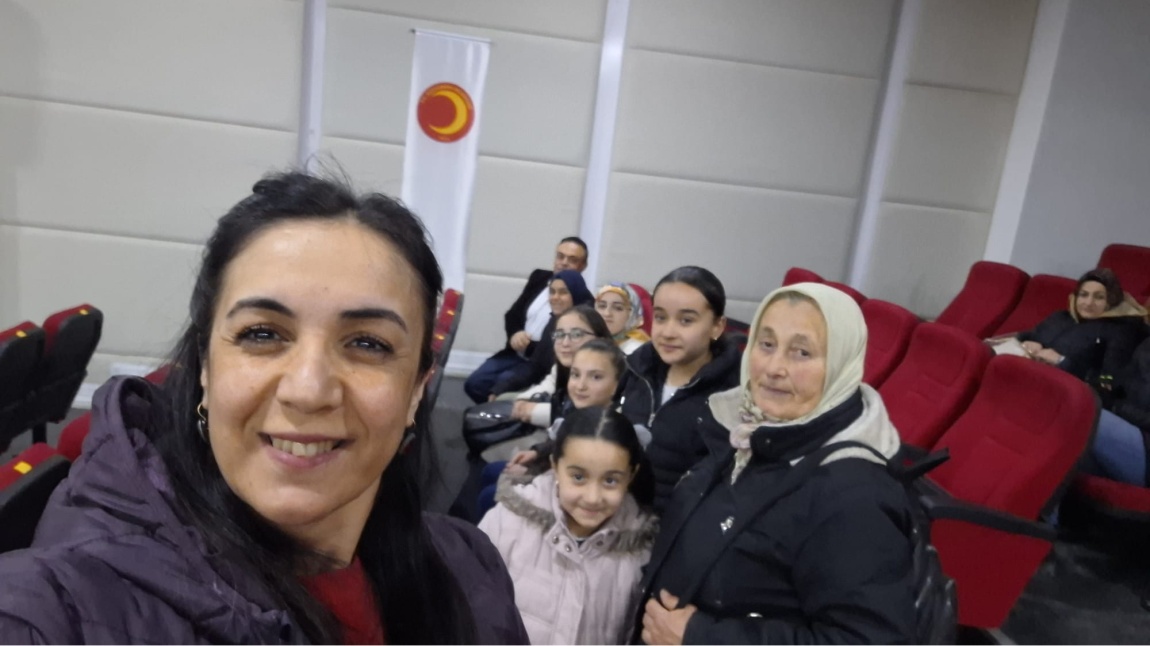  Ailemle Eğitim Yolculuğum: Ailemle Sanat Etkinliği – Tiyatro Gezisi